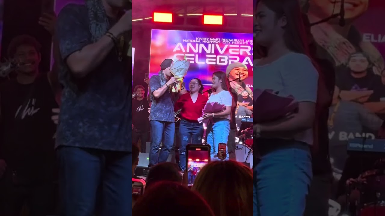 Maam abby first time on stage w/ elias kissing ouhahay