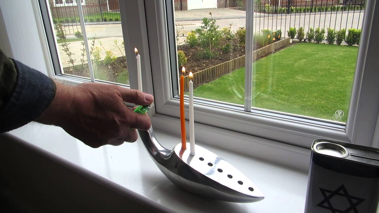 Jewish lighting Sabbath candles YouTube
