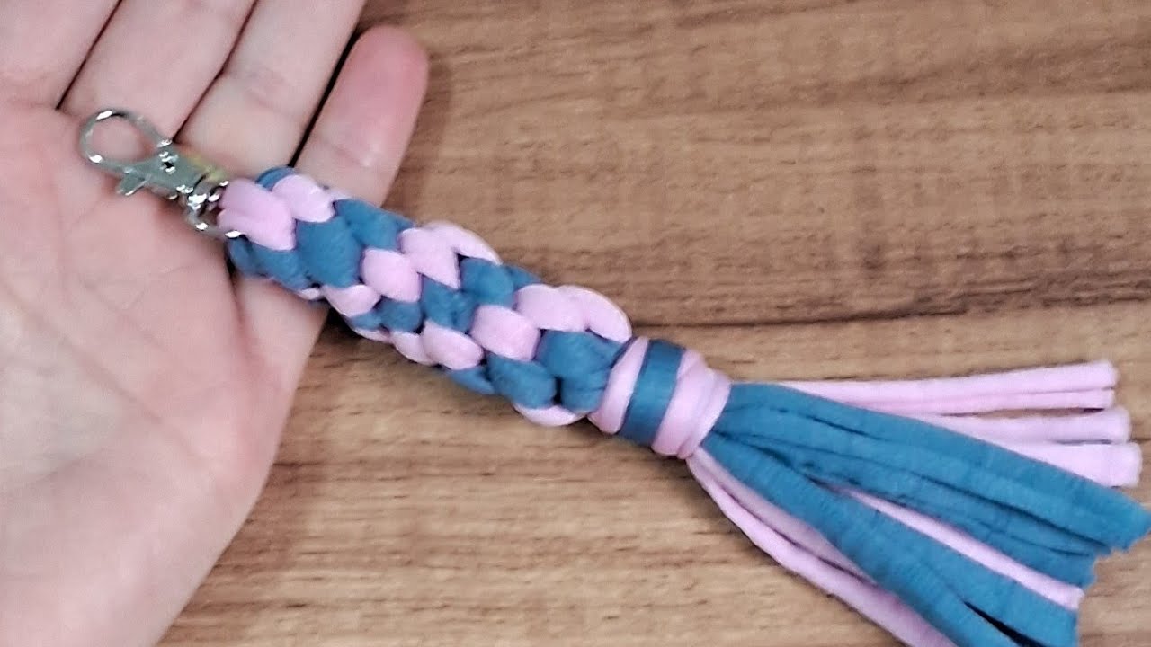 Chaveiro Macramê  feito c/ fio de malha- Lembrancinha para Chá Revelação,  Casamento, 15 anos, etc.