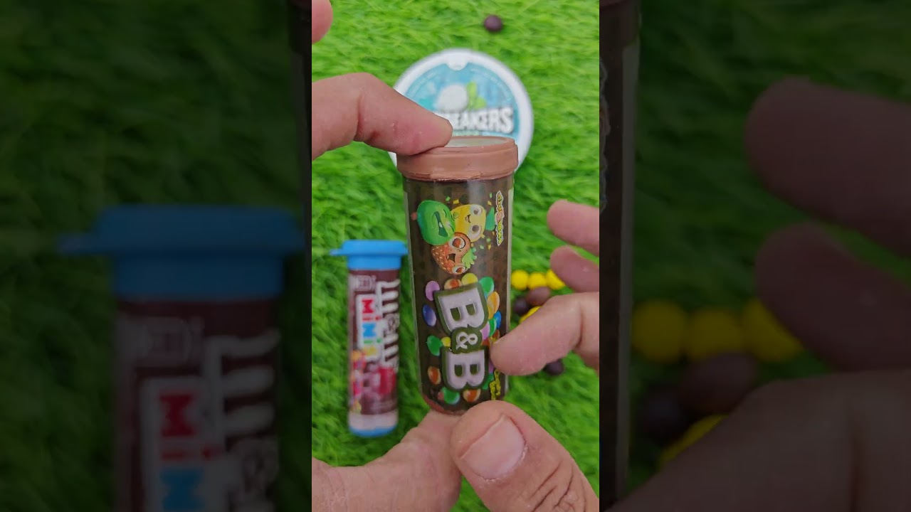 Оранжевый котенок принимает грязевую ванну 