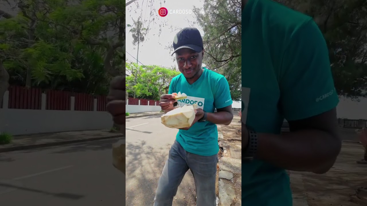 Como Comer Côco em MOÇAMBIQUE - ÁFRICA | Lanho ( Coconut ) #shorts  #moçambique #brasil