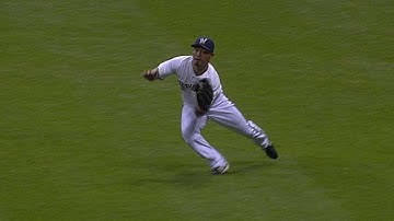 LAD@MIL: Aoki dives to make a tough catch on Crawford