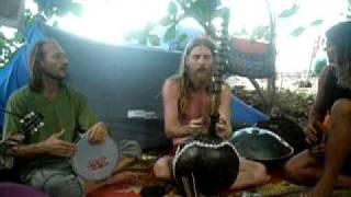 Eric Mandala Jamming at the World Rainbow Gathering in Thailand 2007.N'goni.bolewanasakiyakiye.MOV