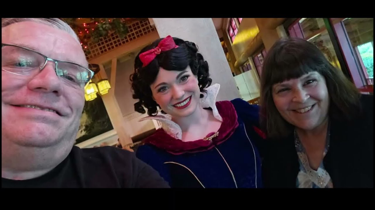 Having dinner at Story Book Dining with Snow White at Artist Point Wilderness Lodge WDW!