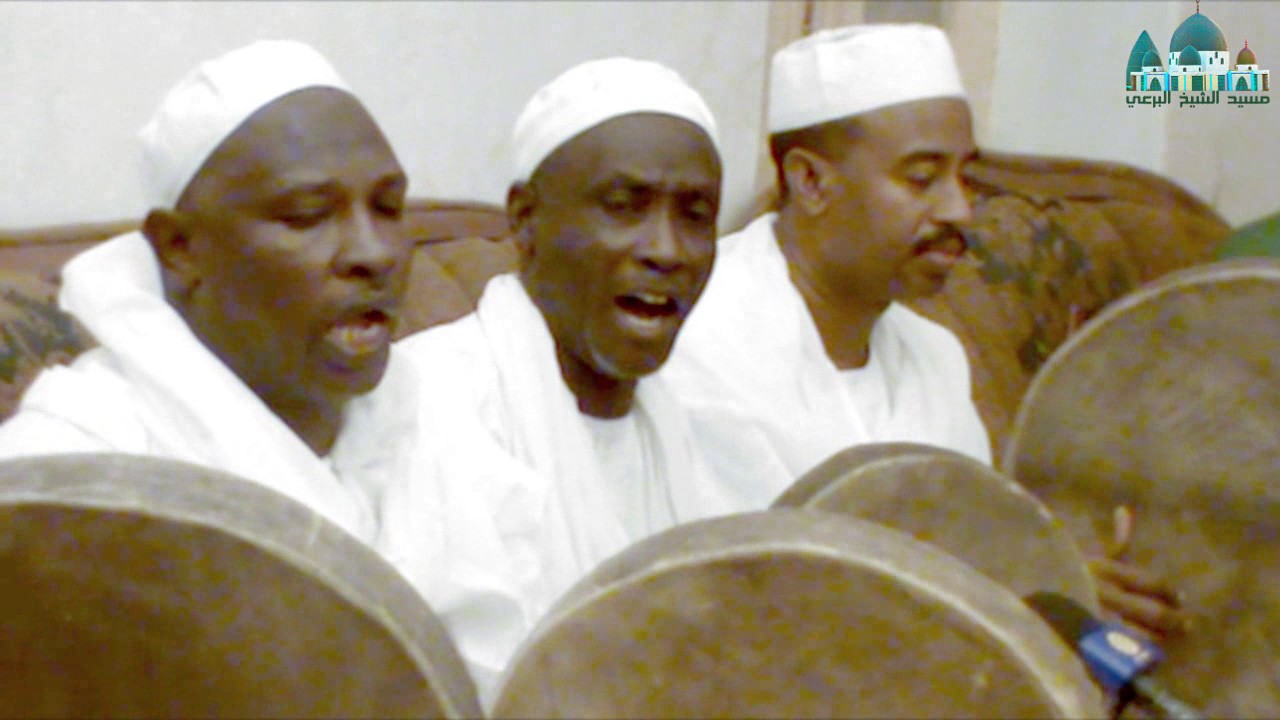 فيديو: إبداع صوتي المادح عبدالله الضحوي _ عليكَ نصلي