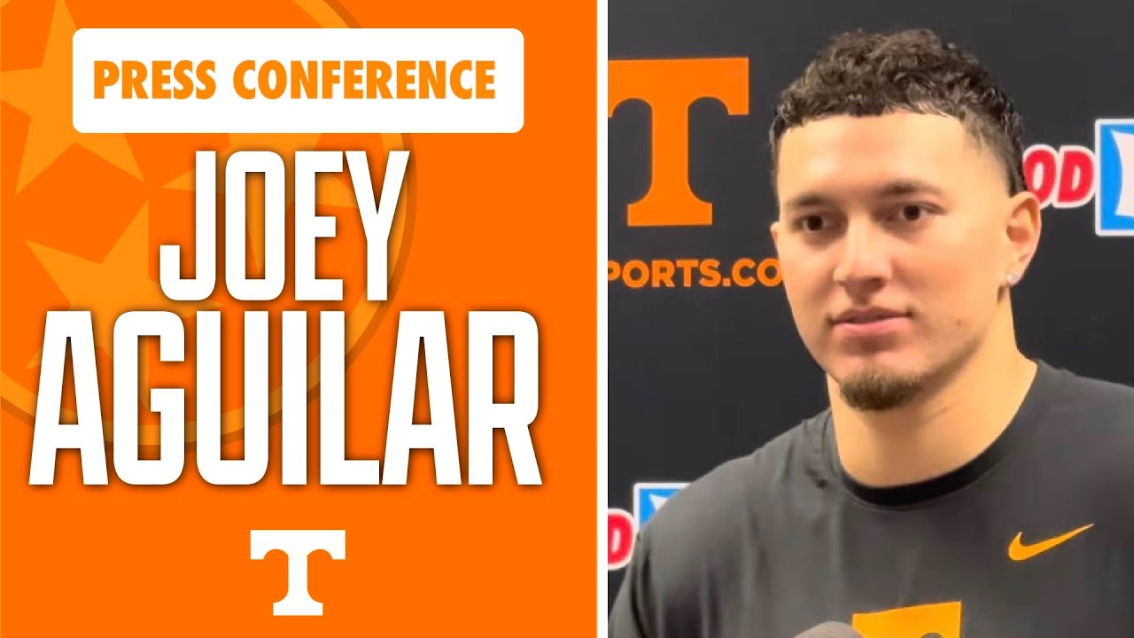 Квотербек футбольной команды Теннесси Джои Агилар рассуждает после победы со счетом 31-11 над Фло...