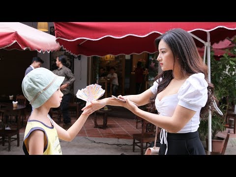 Video Chủ Tịch Giúp Đỡ Cậu Bé Bán Vé Số Bị Nữ Thư Ký Coi... - youtube