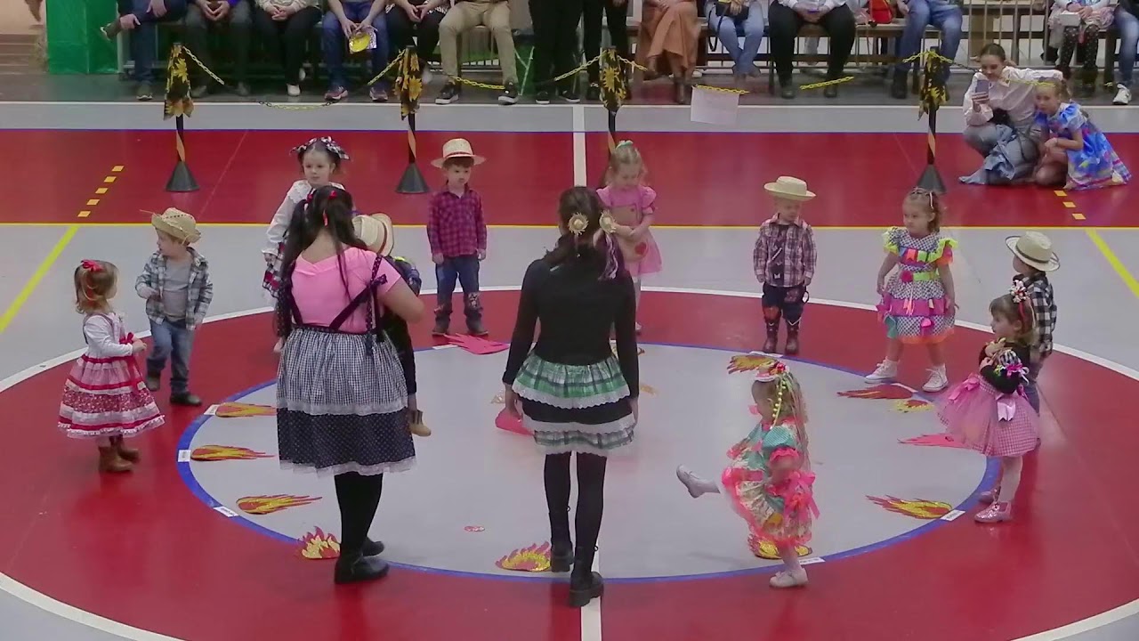 Infantil II – Professoras Thais e Maria Vitoria
* Bata a bota no chão