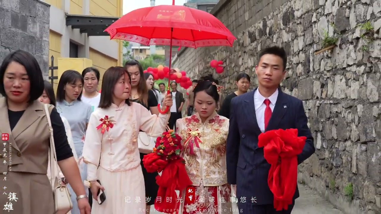 当新娘把筷子扔出去的那一刻  我也感动了 祝福她们 永远幸福 白头偕老