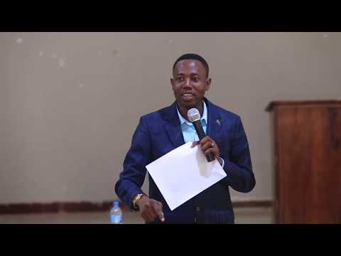Video: Jinsi Ya Kusherehekea Mwaka Mpya Saa Ya Shule