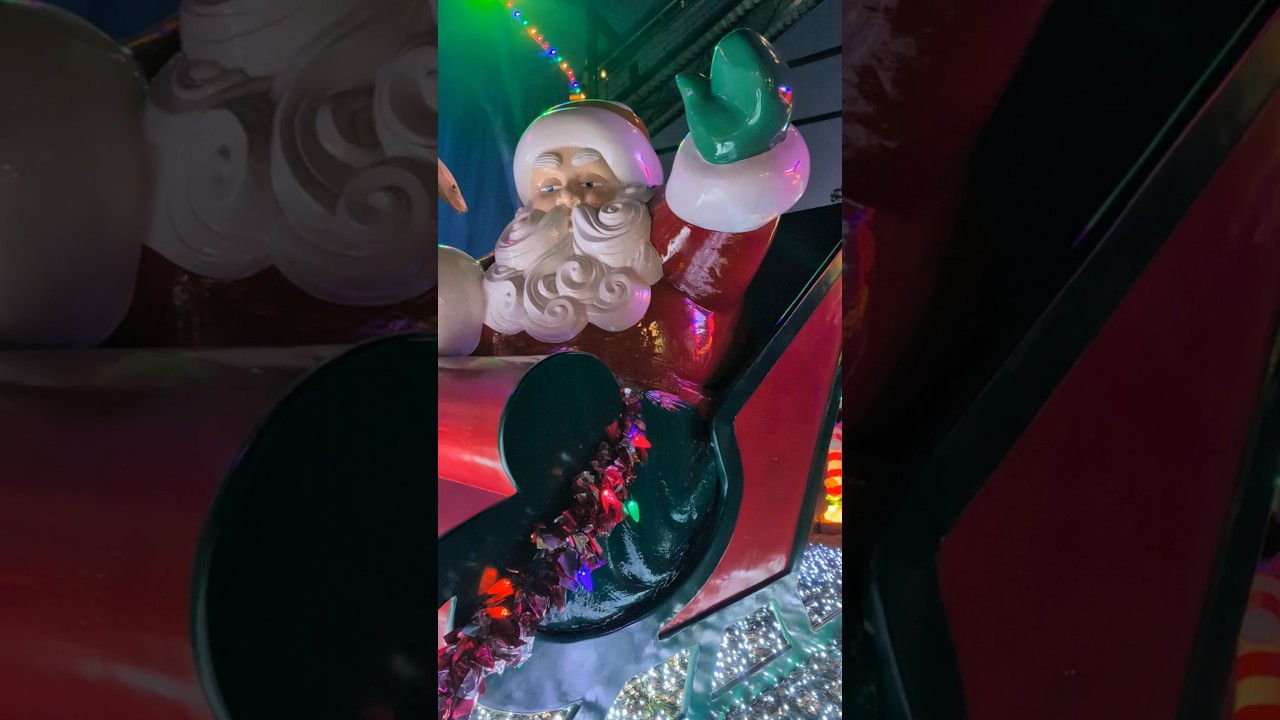 Santa Arrives with Reindeer 🎅🦌 | SeaWorld christmas decoration