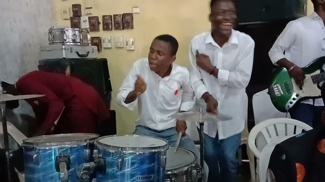 😨😨 17yr old drummer plays incredible groove from South Nigeria! 🔥🔥🔥 See his energy!!