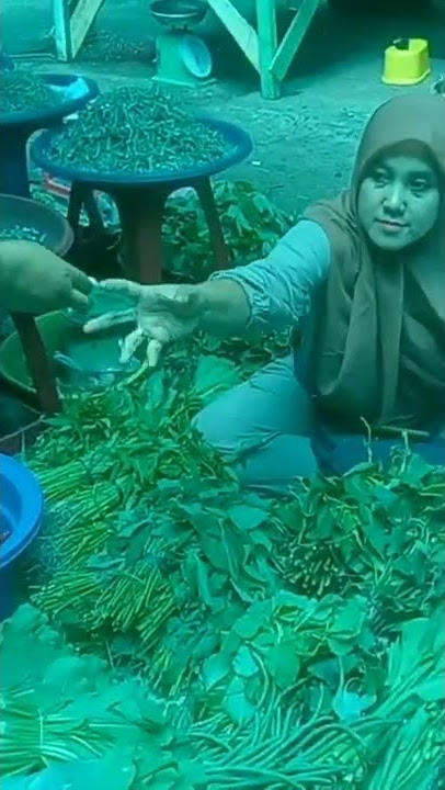senyum cantik penjual sayur