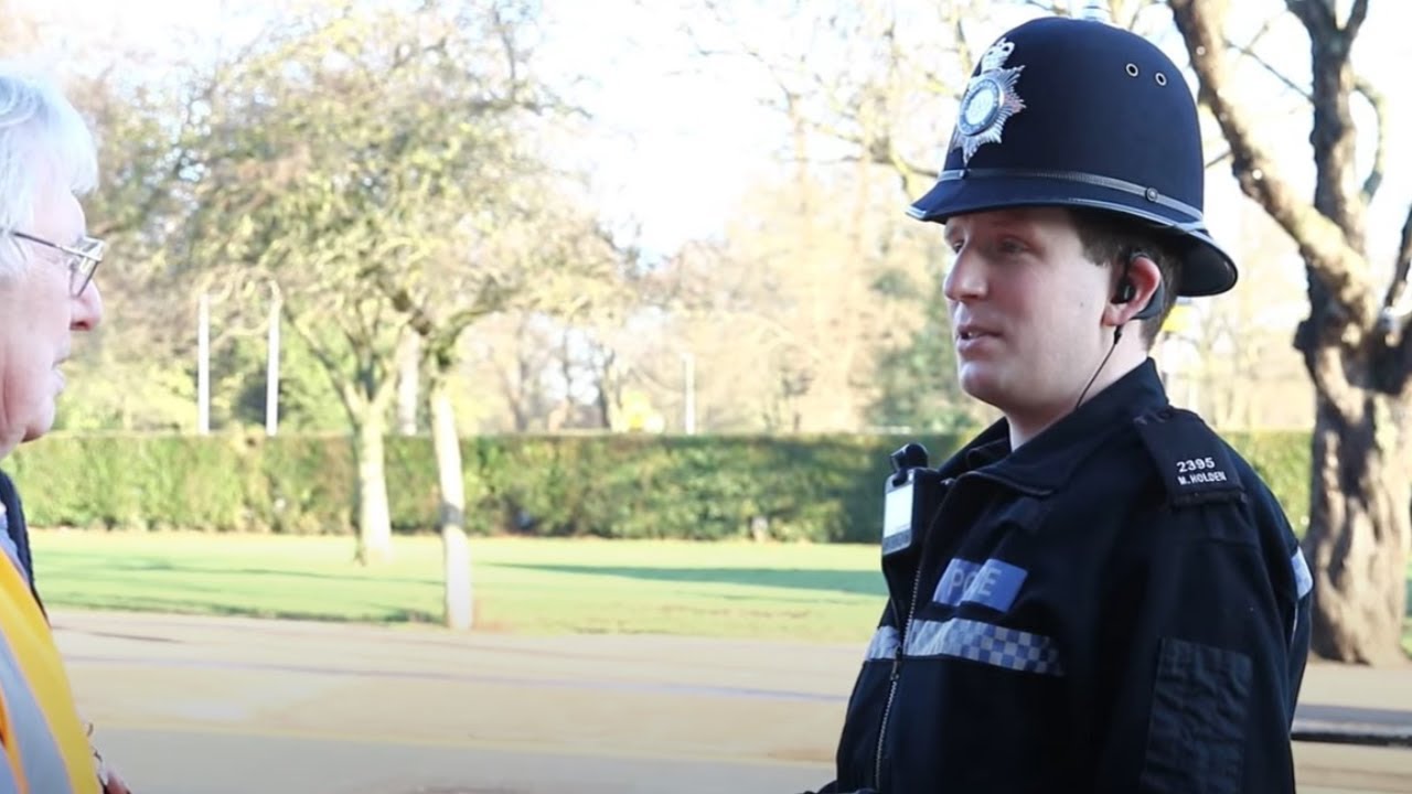 Day in the life of a neighbourhood police officer - YouTube