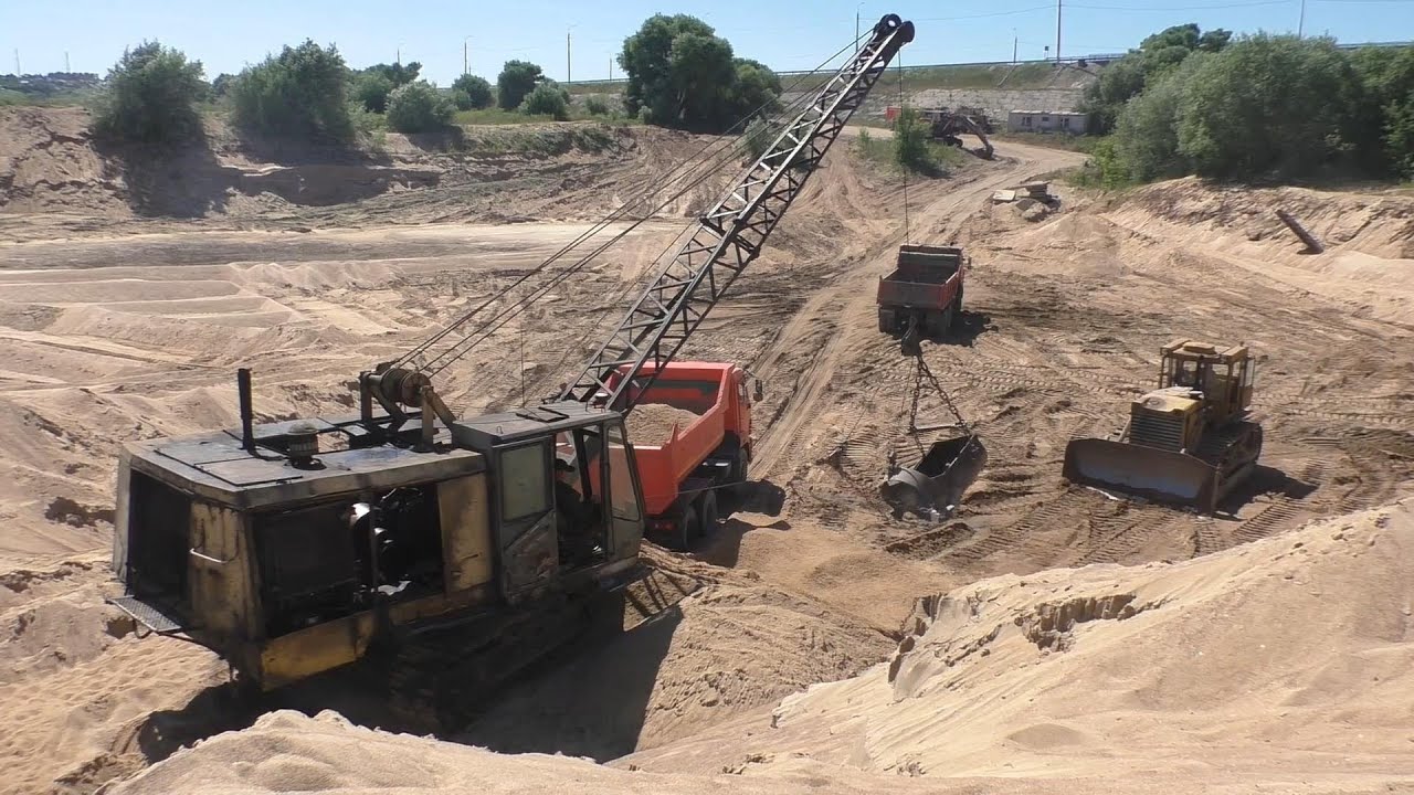 Экскаватор - драглайн ЭО-4112А грузит самосвалы Камаз - YouTube