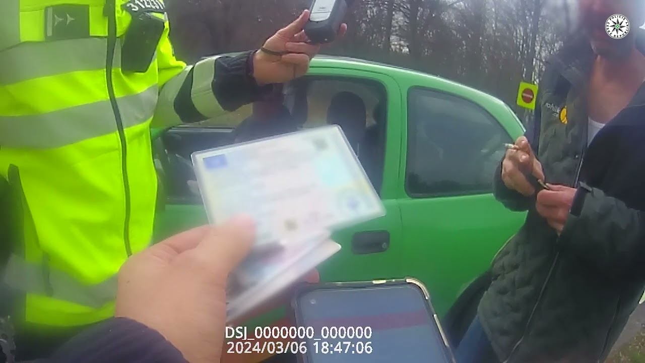 Policie ČR: Řídil pod vlivem alkoholu, bez řidičáku a nezaplatil pokuty s