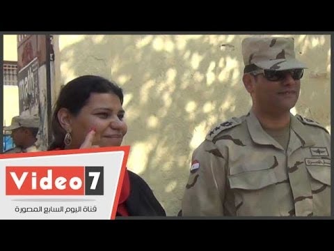 بالفيديو بنات وسيدات مصر الجديدة يلتقطن الصور التذكارية مع ضباط الجيش