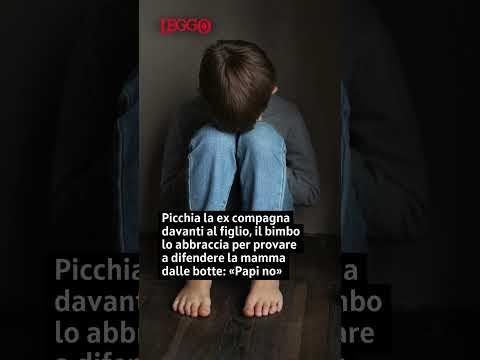 Video Picchia la ex compagna davanti al figlio, il bimbo lo abbraccia per difendere la mamma: «Papi no»
