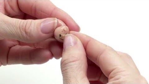 Removing your custom hearing aid and turning it off