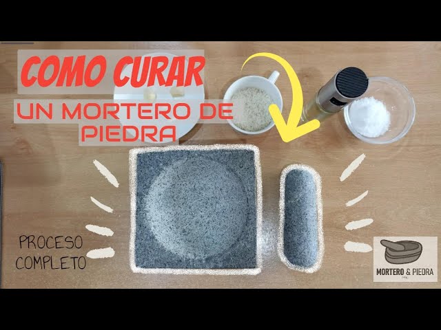 Aprende a “curar” un molcajete de piedra volcánica