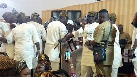 MOMENT ALABI PASUMA STEP ON STAGE SEE WHAT HIS FAN'S DID TO HIM