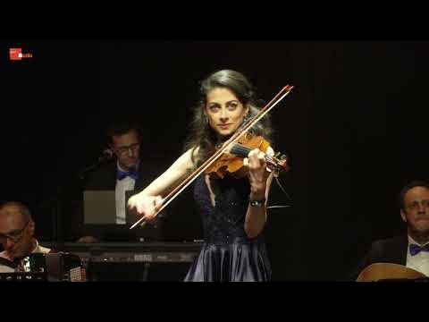 Ikki tovuq va bitta xoroz porno