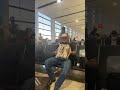 Causa revuelo joven Regio en Aeropuerto de Guadalajara, México. Alex Treviño y su Grupo Terrenal