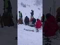 Esquiadores desentierran a hombre tras avalancha