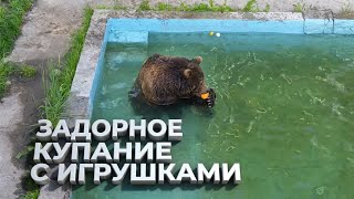 МАНСУР КУПАЕТСЯ С ИГРУШКАМИ / Mansur is bathing with his toys 🐻
