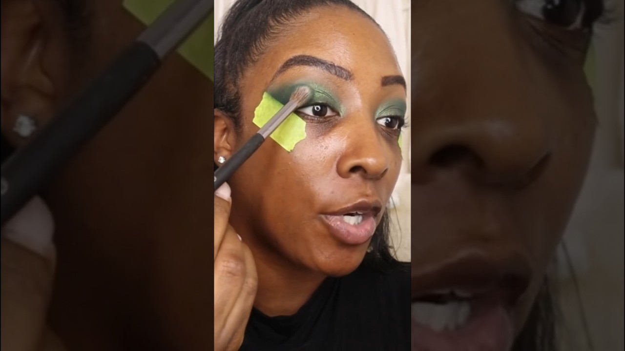 Простой урок по нанесению изумрудно-зеленых теней для век для начинающих 💚👉🏾 