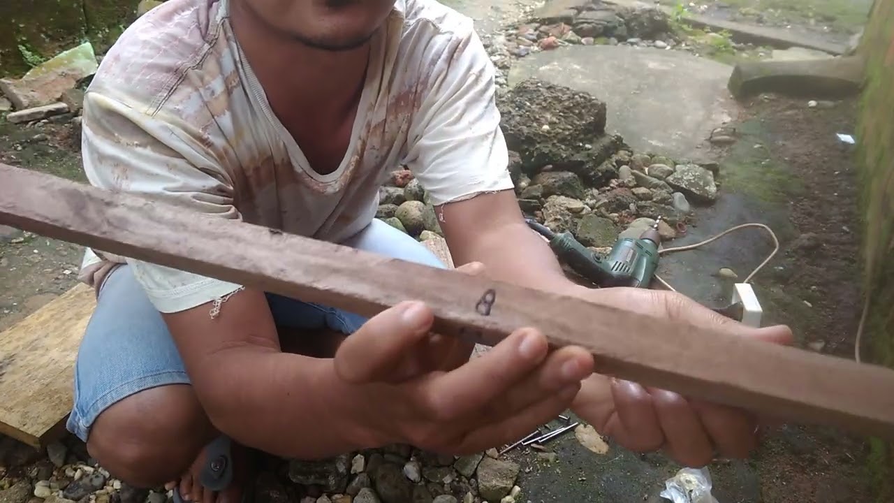 Pasang paku untuk balung baling baling perontok padi rakitan