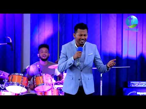 ዘማሪ ይሳቅ ሳድቅ LIVE WORSHIP || PRESENCE TV CHANNEL WORLD WIDE || WITH PROPHET SURAPHEL DEMISSIE