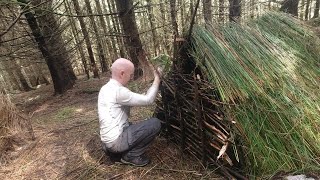 build primitive shelter mud wall by hand