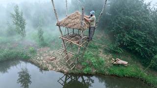 Building a Warm Bushcraft Treehouse to Survive Heavy Rain