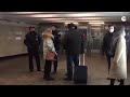 Поезд метро проезжает закрытые в центре Москвы станции без остановки