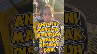 Anak ini menolak di sentuh