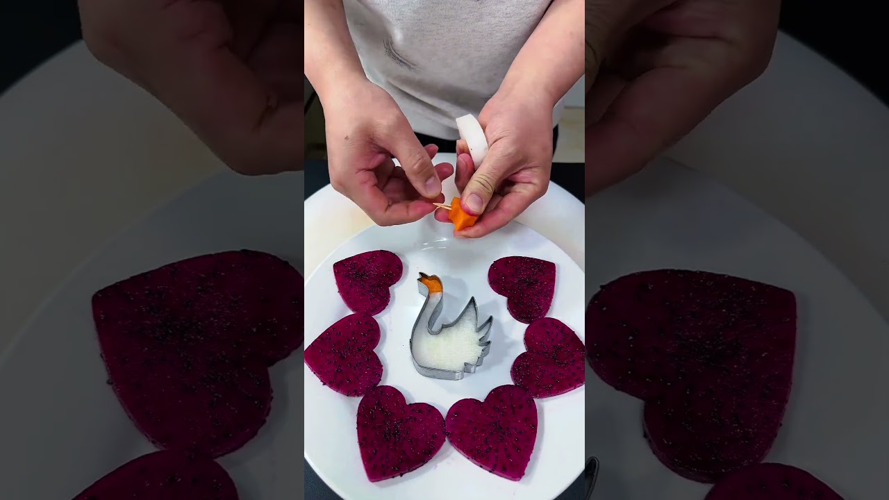 Dragon fruit looks so good when cut like this！ 