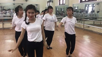 Múa “ niềm vui của em” lớp múa cô Hoà