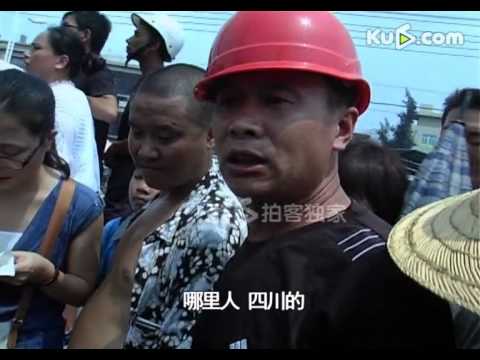 【拍客】满载土石货车侧翻 压扁轿车致4死