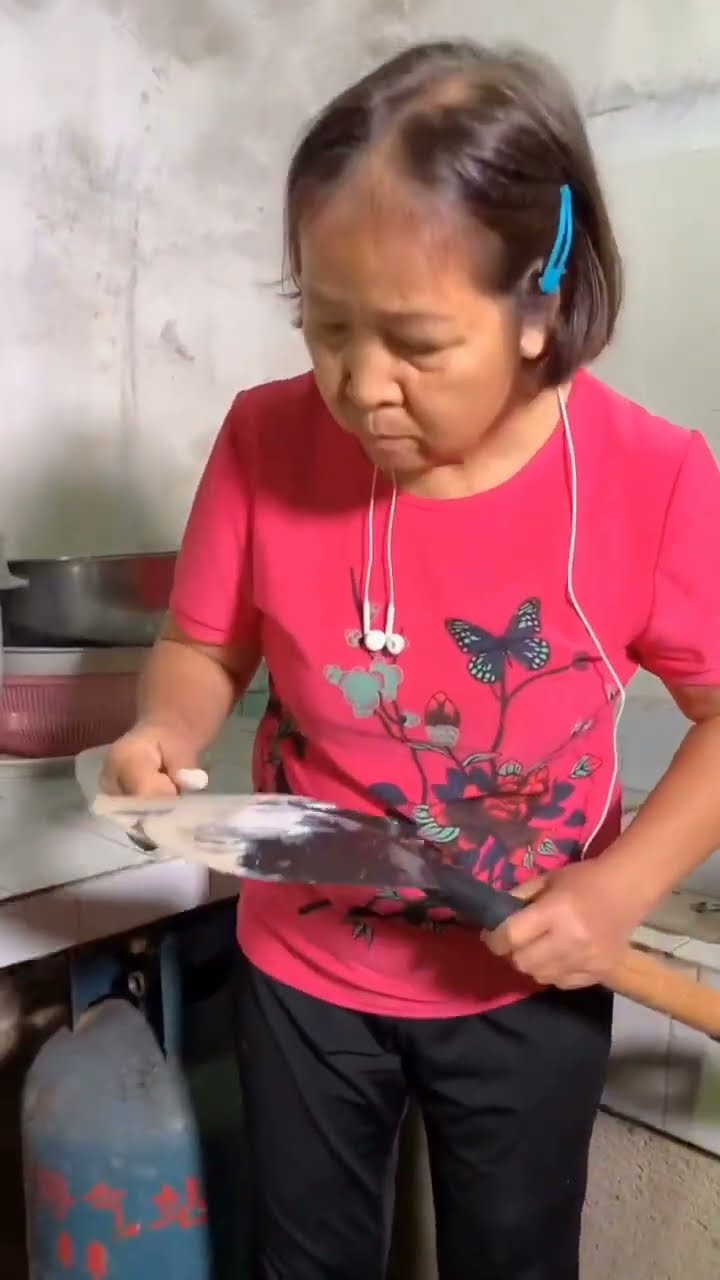 The son took advantage of his mother listening to music with headphones and started his escape plan!