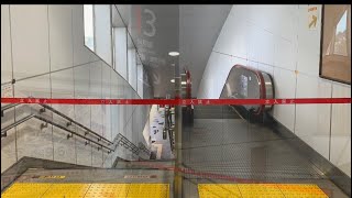 JR外房線誉田駅下り1番線に昨日から留置中の最終列車大網駅行きの209系千マリC603編成と上り3番線立ち入り禁止ロープです。