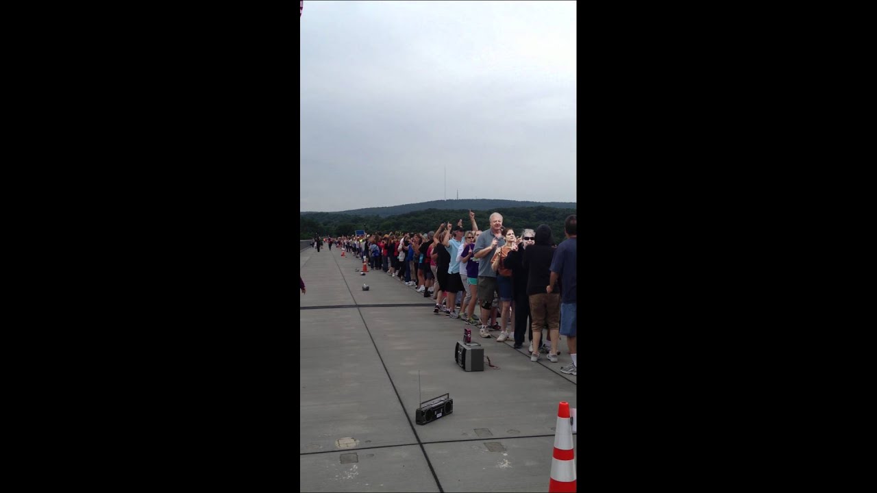 2,569 Break Guinness World Record on the Walkway