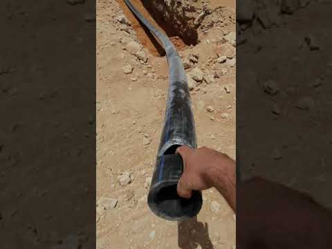 تنزيل مواسير المياه البولي ايثلين بالحفر وضبط الماسورة بمنتصف الحفر