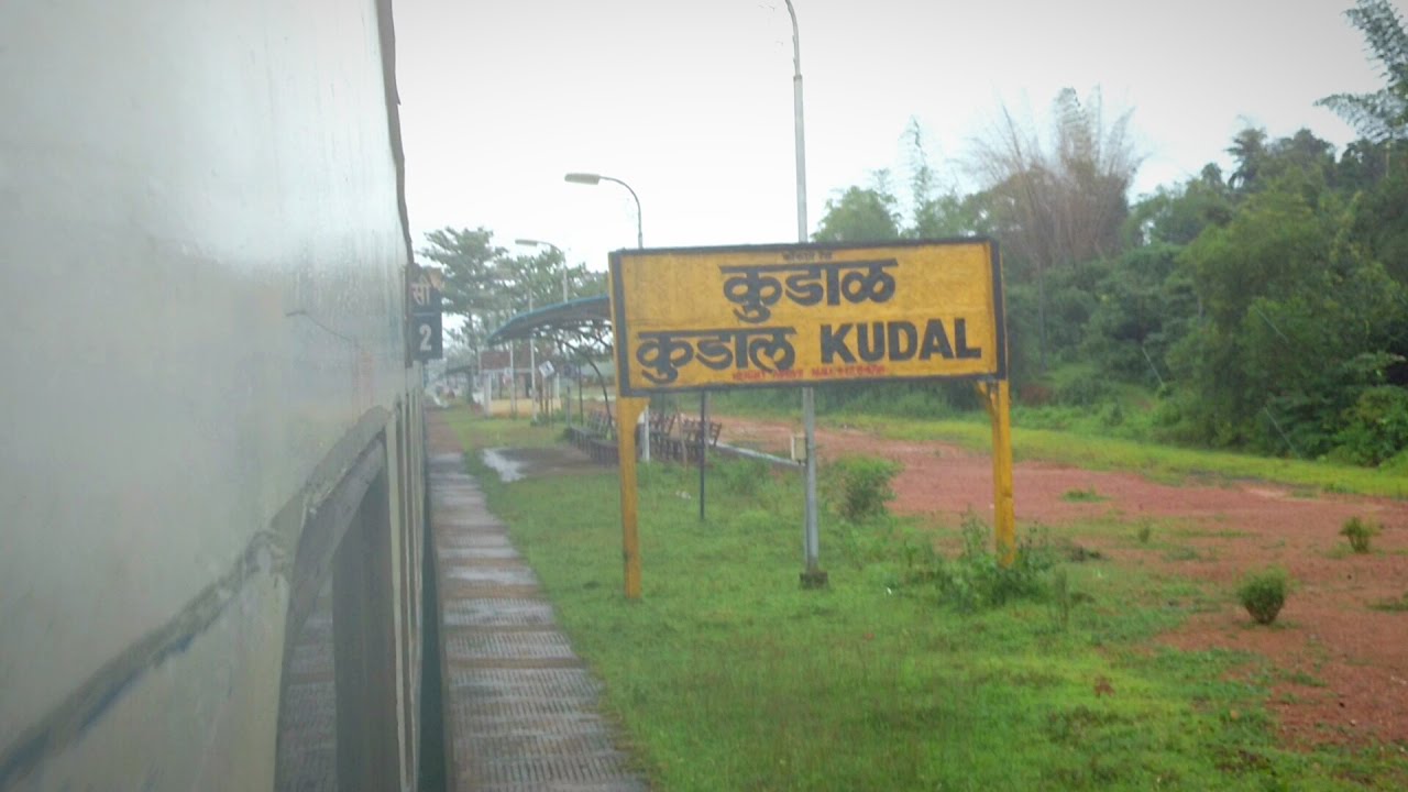 "ARRIVING MY NATIVES": "GOLDEN ROCK'S WDP4D" Pulls In 12051 DR- MAO Jan Shatabdi In Light Showers!