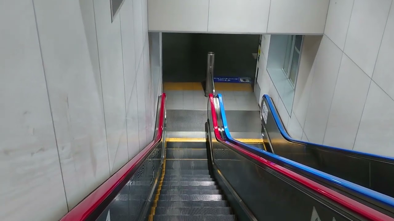 【富士駅】夜遅い時刻の上りホームにつながるエスカレーター！！　出だしの手振れが・・　#JR富士駅　#JR東海道本線　#JR東海　#富士市