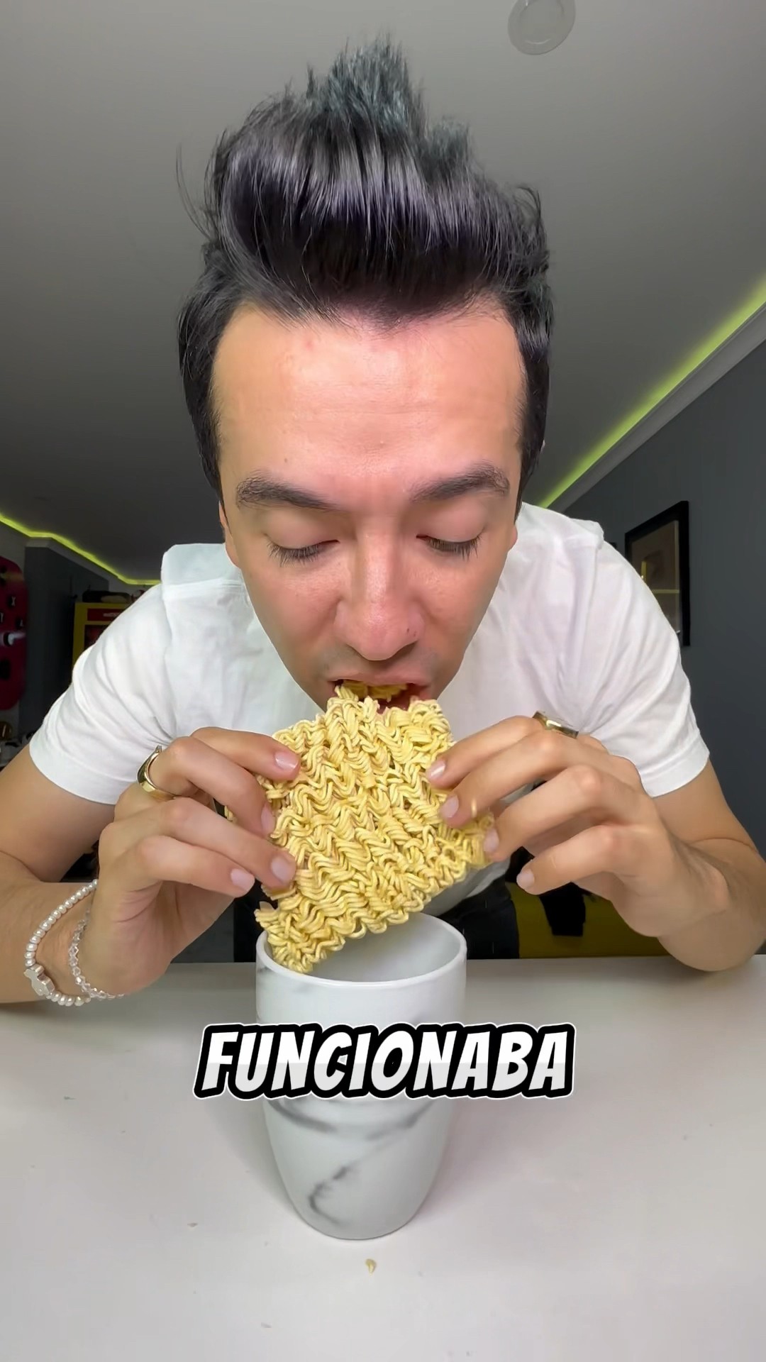 Cómo poner NOODLES RAMEN en una TAZA ?? @AmiRodrigueZZ #shorts