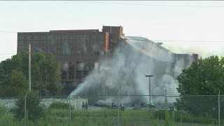 Longstanding hotel near Atlanta airport is imploded