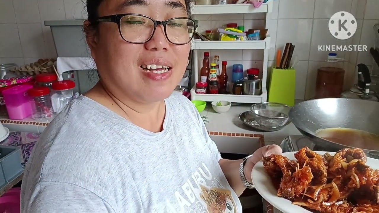 Masak lauk permintaan mamak & makan bersama. 