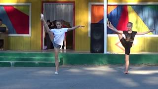 Акробатический танец двух Анастасий на открытии 2-й смены в детском лагере "Орлёнок" (Сумы)