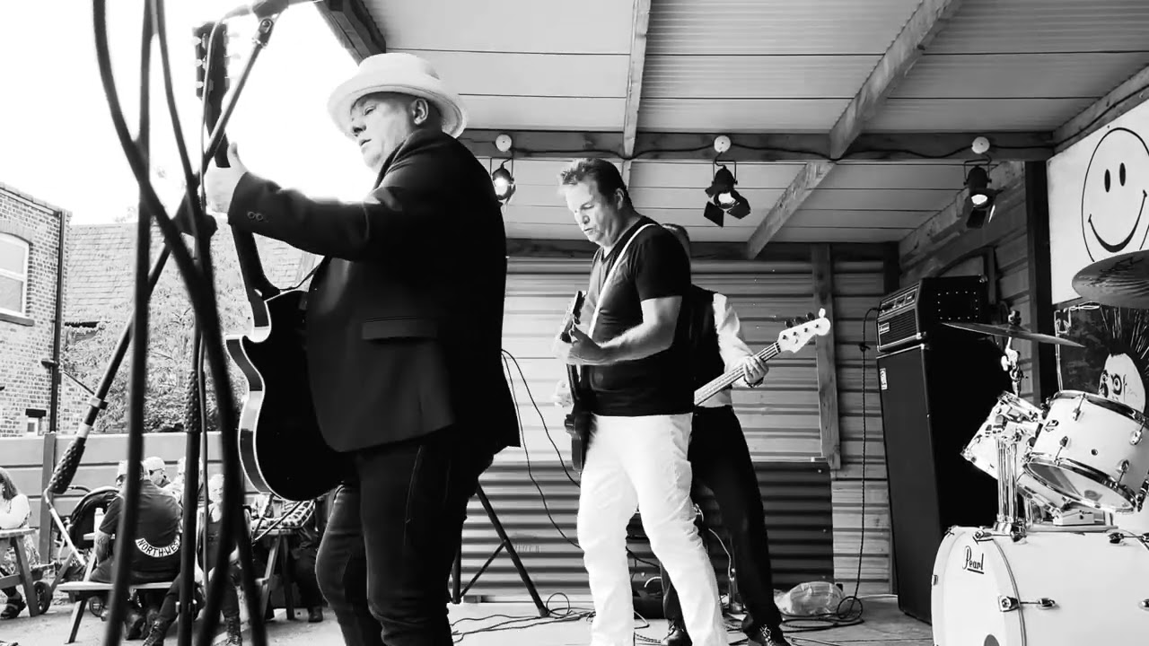 Longshots - Talk To Johnny - 2/8/25 - The Boundary Audenshaw - B&W version 